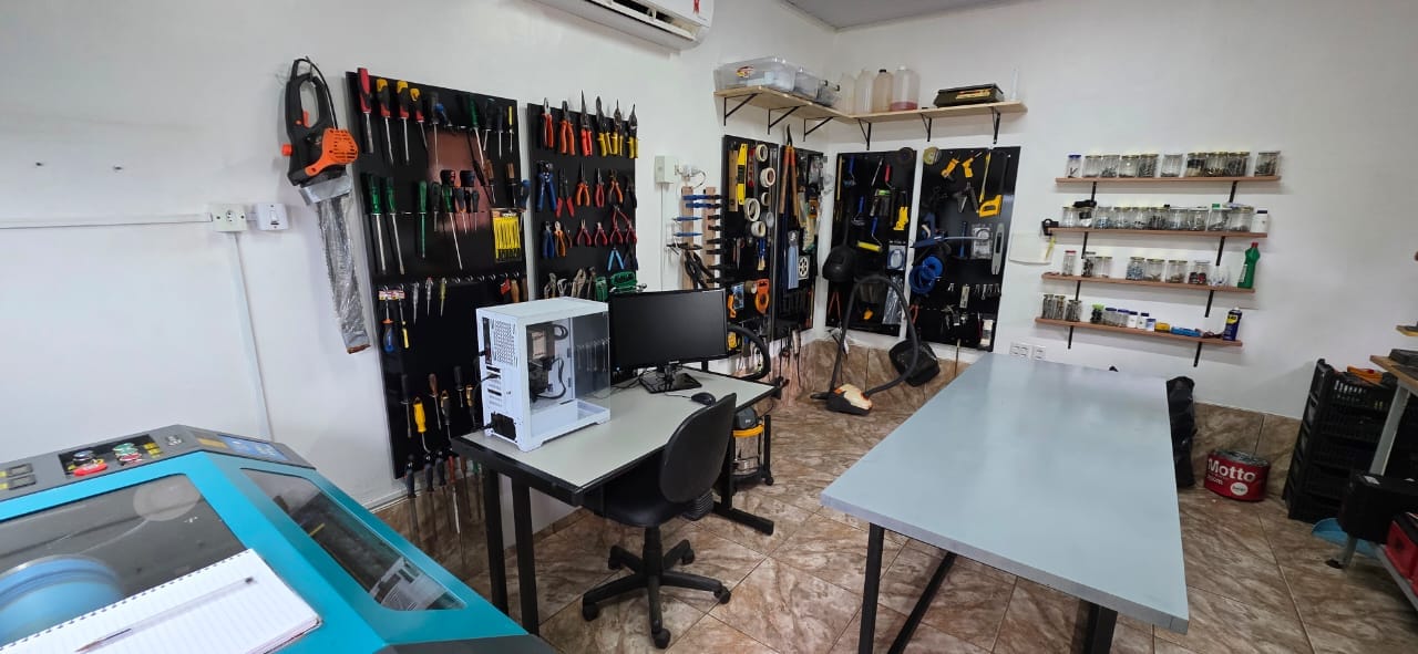 Oficina ICODROID - Área de trabalho com ferramentas e CNC laser