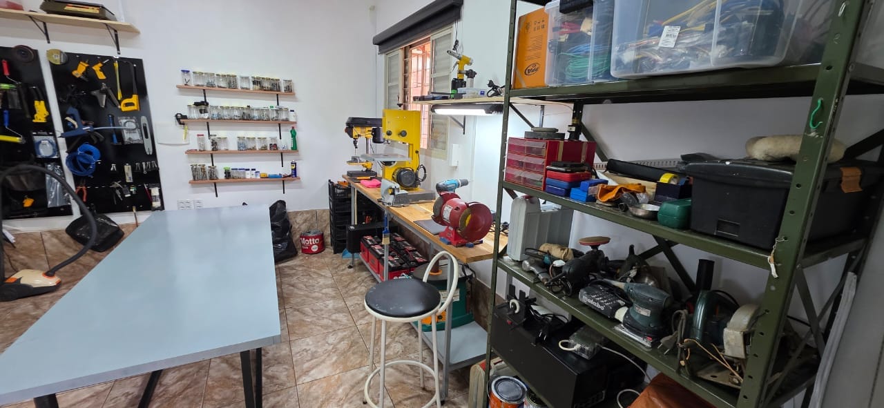 Oficina ICODROID - Bancada de máquinas e estantes